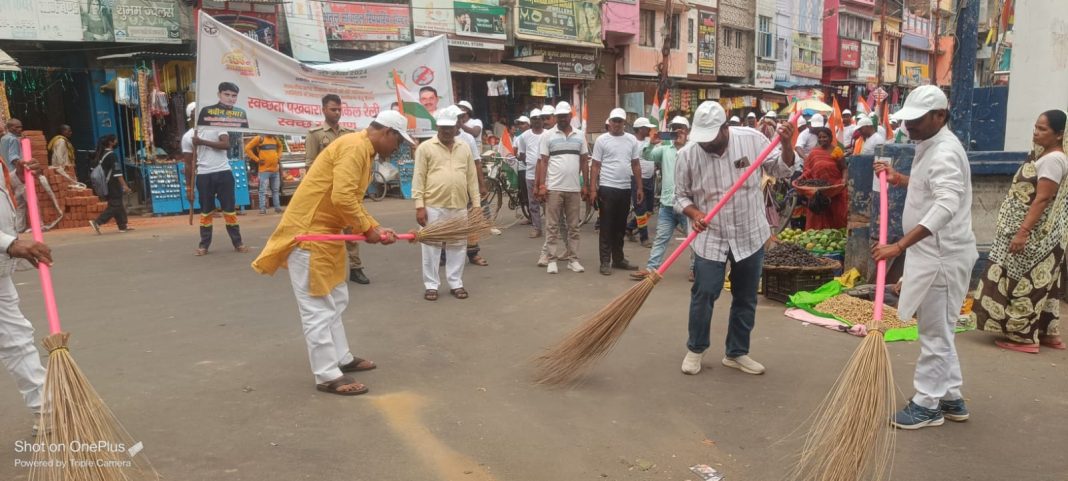 पूर्व नगर अध्यक्ष राजेश जायसवाल ने नगर में लगाई झाड़ू स्वच्छता का दिया संदेश निकली साईकिल रैली!
