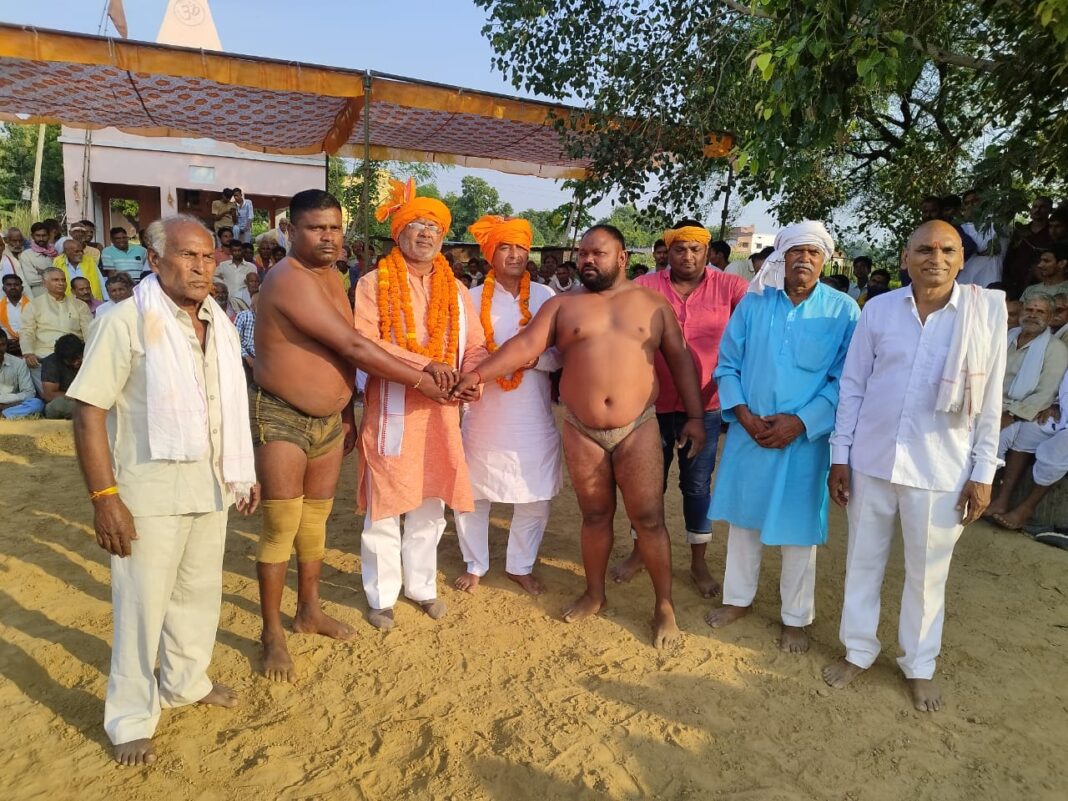 दुगरहा कुश्ती दंगल में पहुँचे भाजपा नेता मनोज जायसवाल