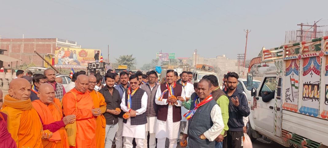 आनंदनगर विशाल धम्म चारिका (पदयात्रा) नगर आगमन के अवसर पर पूर्व नगर अध्यक्ष ने बौद्ध भिक्षुओ का किया स्वागत!