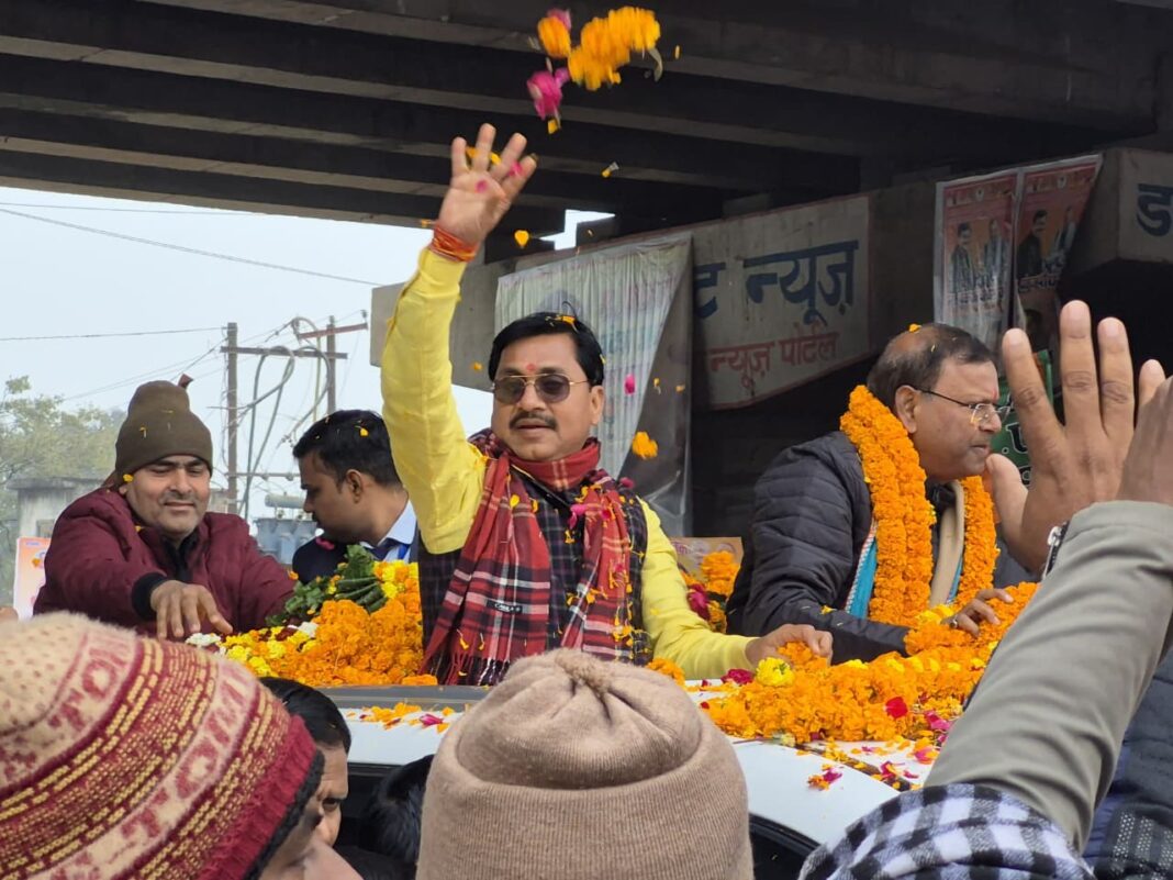 यूपी BJP अध्यक्ष पंकज चौधरी भावुक हुए:कार्यकर्ताओं ने बुलडोजर से फूल बरसाए।